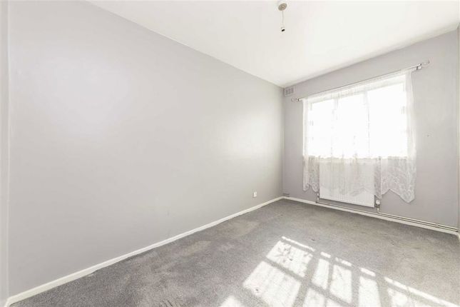Flat 29, Eastman House, Oaklands Estate, London photo 3