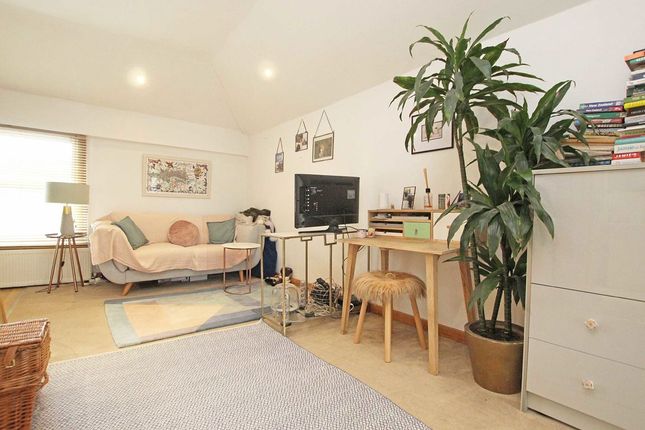 Flat to rent in Sheen Road, Richmond