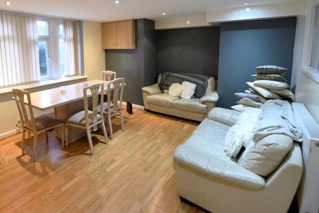 Flat A, 8, Wood Lane, LEEDS photo 2