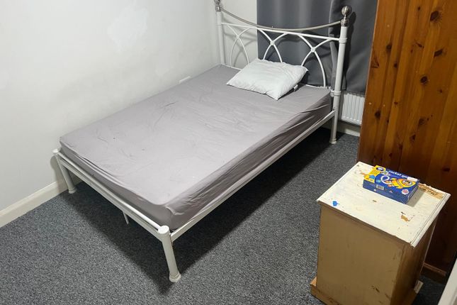 Three/Four Bedroom Flat Inclusive Of Bills - Dagenham