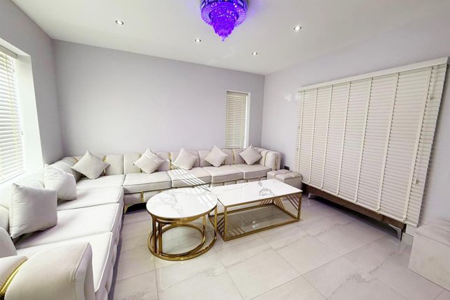 1A, Gilbrook Way, Rochdale photo 3