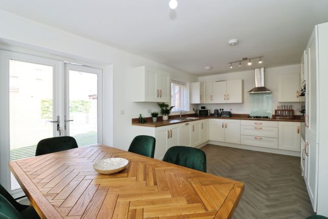 14, Guelder Rose, Chesterfield photo 4