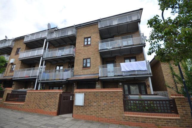Flat for sale in Peace Grove, Wembley