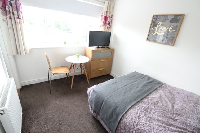 Room to rent in Chertsey Close, Luton LU2