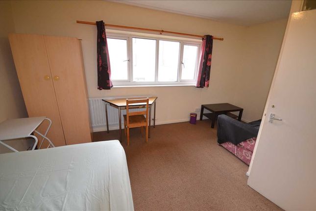 Room to rent in 12 Hursthead Walk, Room 3, Cholton On Medlock, Manchester M13