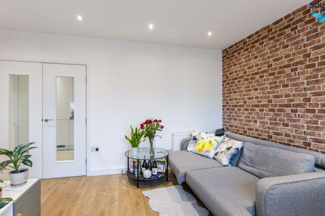 26 Bolinder Way, London photo 4