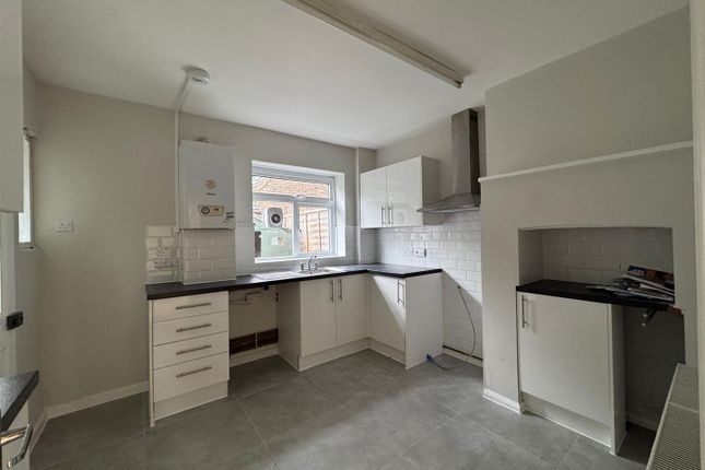 18 Halsford Croft, East Grinstead photo 3