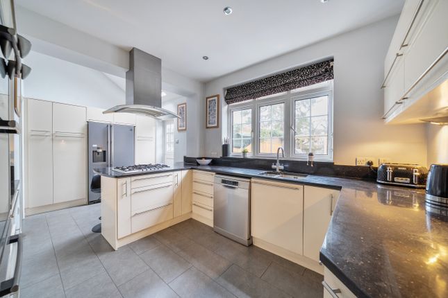 25, Daneswood Close, Surrey photo 3