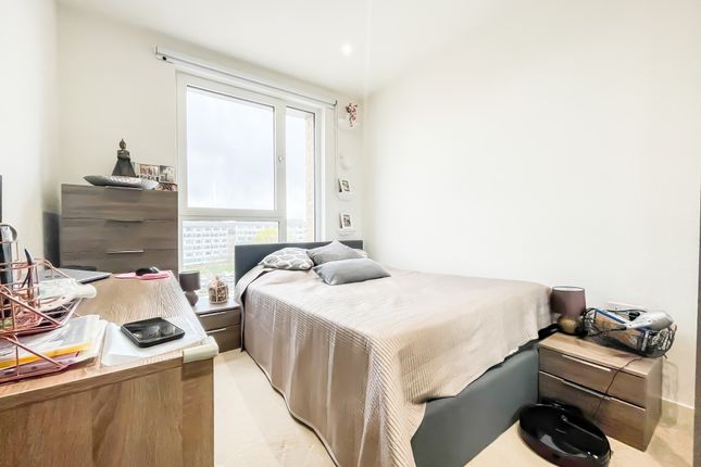 Flat for sale in Moorhen Drive, London