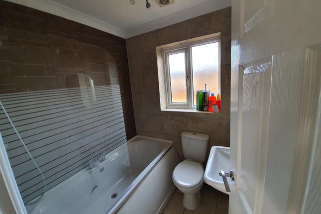 32, Cae Rhos, Caerphilly photo 4