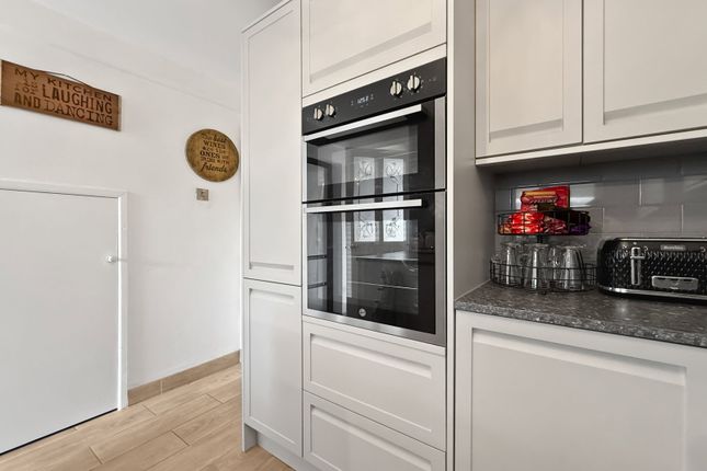 102, Alcock Crest, Warminster photo 4