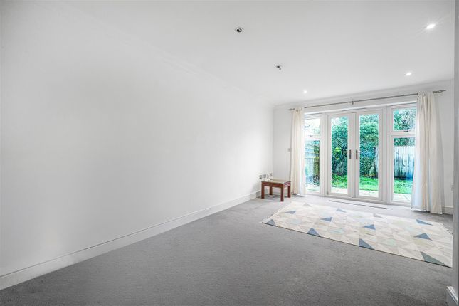 9, Woodside, Addlestone photo 3