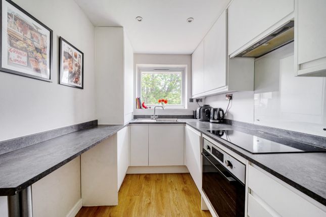 15, Ravensmede Way, London photo 2