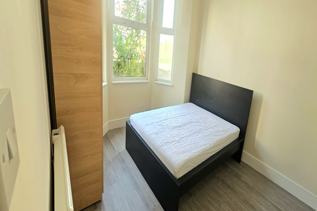 Studio flat on Flat 4, 75 Beaconsfield Road, Southall, £1,100/mo