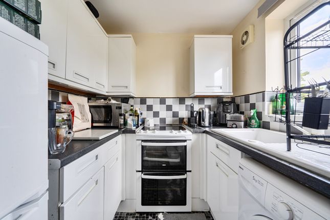 75, Waddington Close, Enfield photo 3