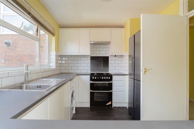 Flat 7, 154, Squirrels Green, Station Road, Redhill photo 3