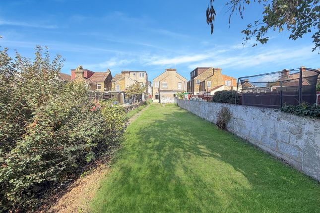 7, Hadfield Road, Stanford-le-hope photo 2