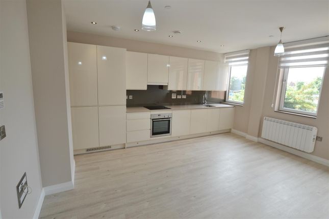 Flat to rent in Broadway Parade, Station Road, West Drayton