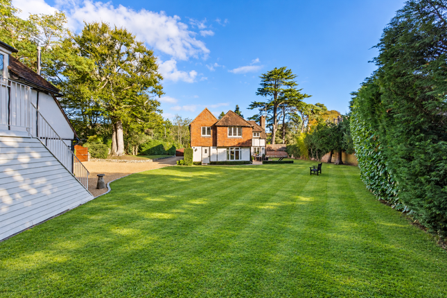 6-bed detached on Gravelpits Lane, Guildford, £7,500/mo