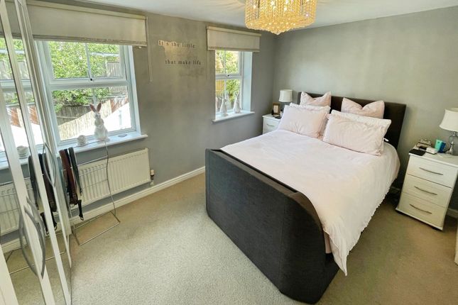 241 Longacres, Bridgend photo 3