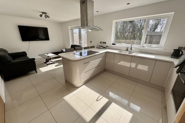 3, Clos Y Gat, Llanelli photo 3