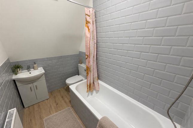 Room 3, Flat D, 1 Woodside Park Road, London photo 2