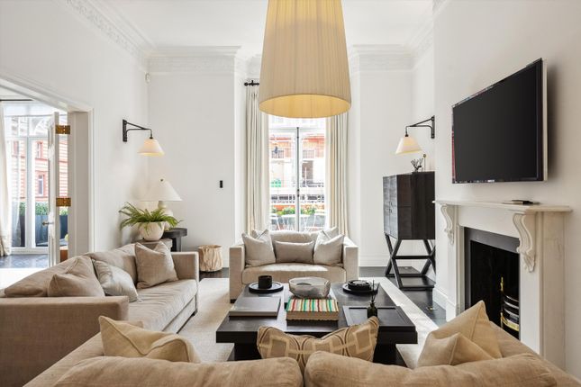 Flat to rent in Pont Street, London