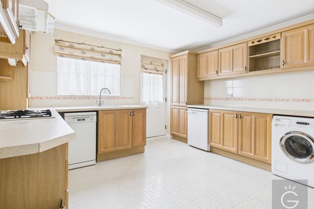 23, Barrington Way, Reading photo 2