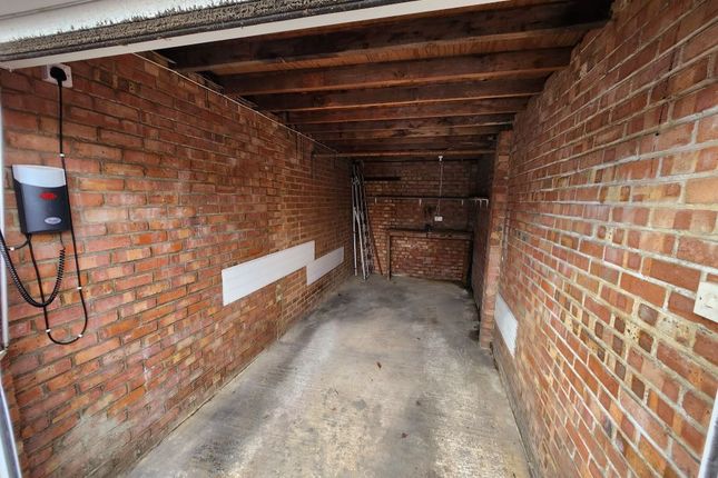 8, Warden Hill Close, Luton photo 2