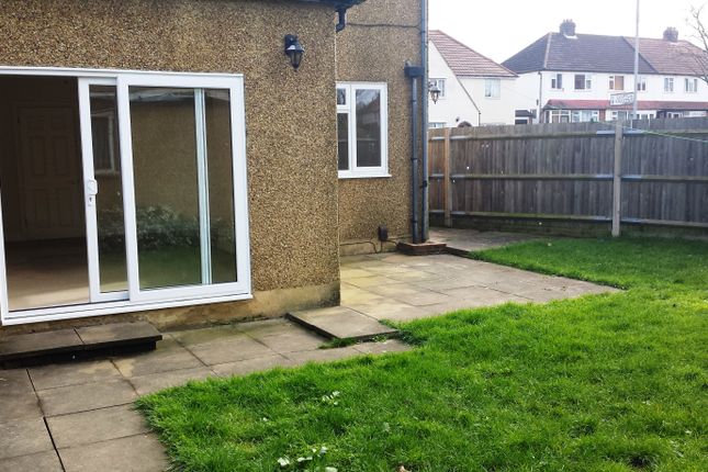 8A, Chessington photo 5