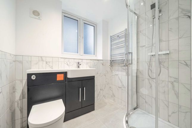 Flat for sale in Hanworth Road, Hounslow