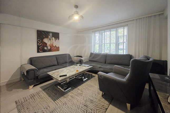 UK369 Flat 31, Broomfield, Ferdinand Street, London photo 3