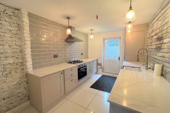 31, Glebeland Gardens, Shepperton photo 2