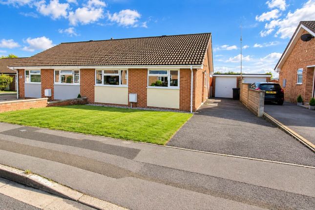 2-bed bungalow on Rendcomb Close, Weston-super-Mare, £1,000/mo