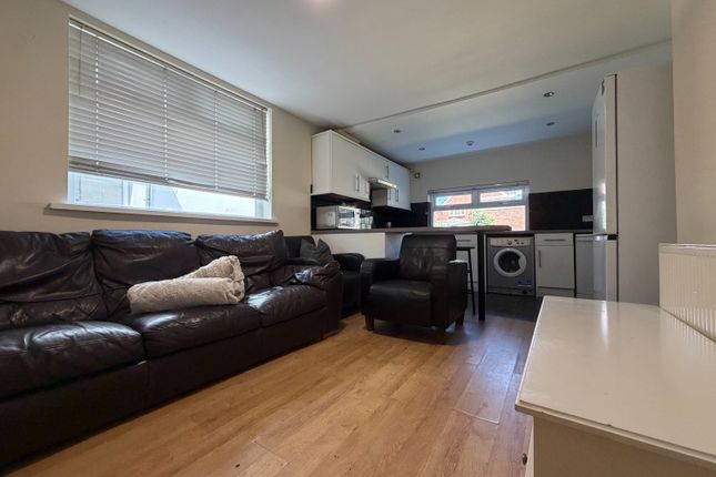 16, Miskin Street, Cardiff photo 3