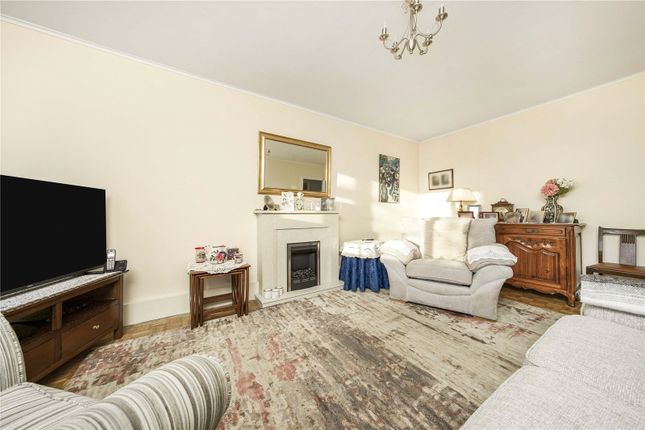 Flat for sale in Windsor Avenue, New Malden