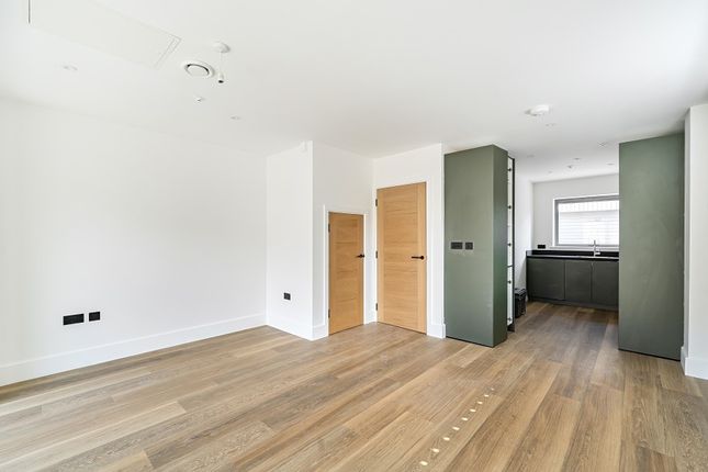 4, Ransom Close, Chessington photo 3