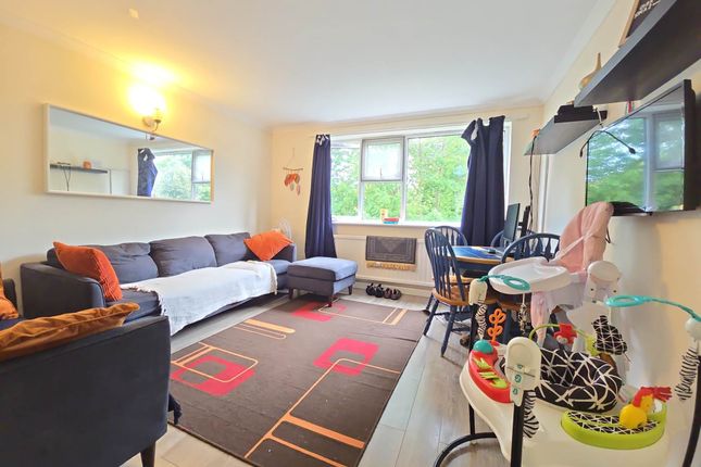 25, Malvern Court, Reading photo 2