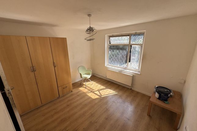 Room 2, 41 Buckingham Close, London photo 2