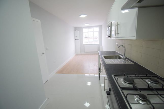 Thumbnail Flat to rent in Penwith Road, Earlsfield, South West London