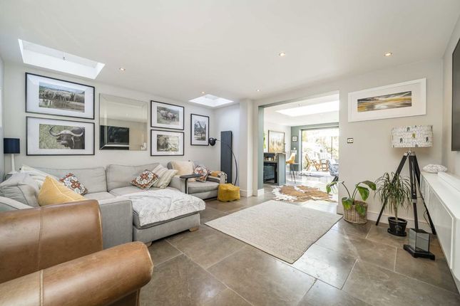 46, Lynton Avenue, London photo 4