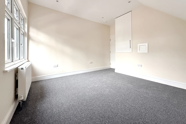 Flat 4, 21 Cullesden Road, Kenley photo 4
