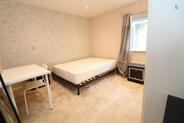 Room to rent in Gale Street, London