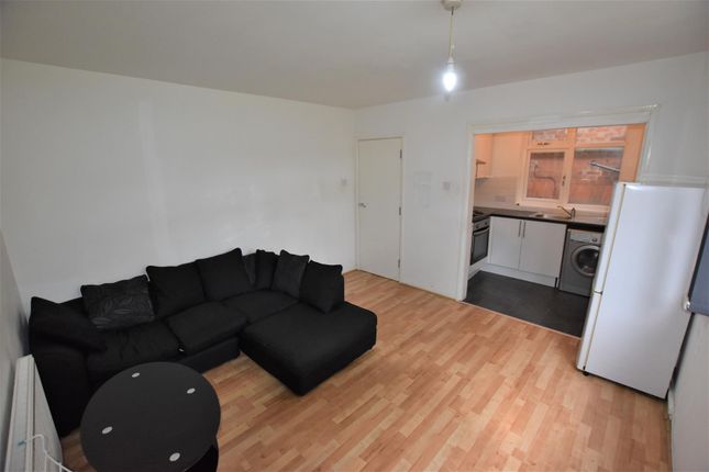 Flat to rent in Woodland Avenue, Stoneygate, Leicester