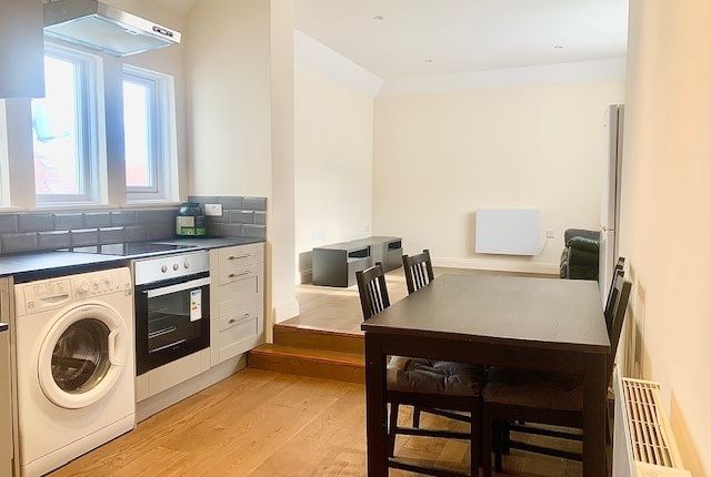 Flat to rent in Clifford Avenue, London