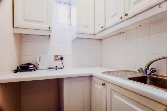 Bright double bedroom in a 9-bedroom flat, near Kilburn tube station, 239, Kilburn High Road, London photo 3