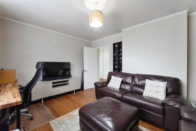14 Avenue Court,, Claybury Broadway, Ilford photo 4