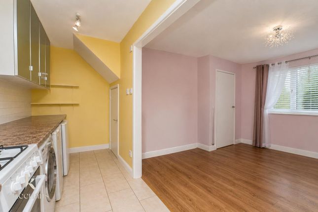 28, Barrett Court, Bury photo 4