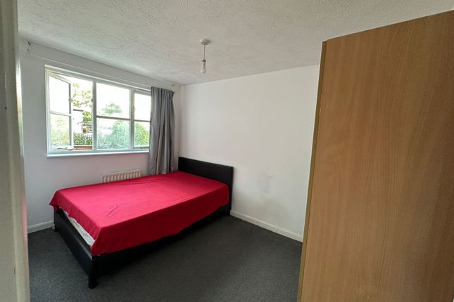 Room To Let Close To South Woodford Station- Â£800 Pcm