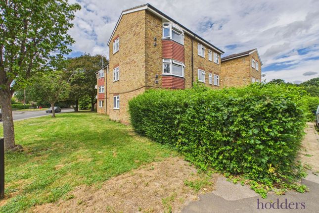 12, Cowper Close, Chertsey photo 2